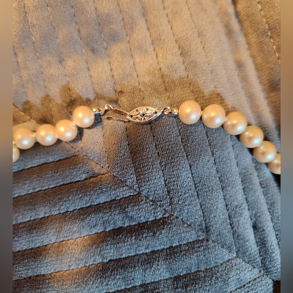 Really cute faux pearl necklace - Picture 8 of 9